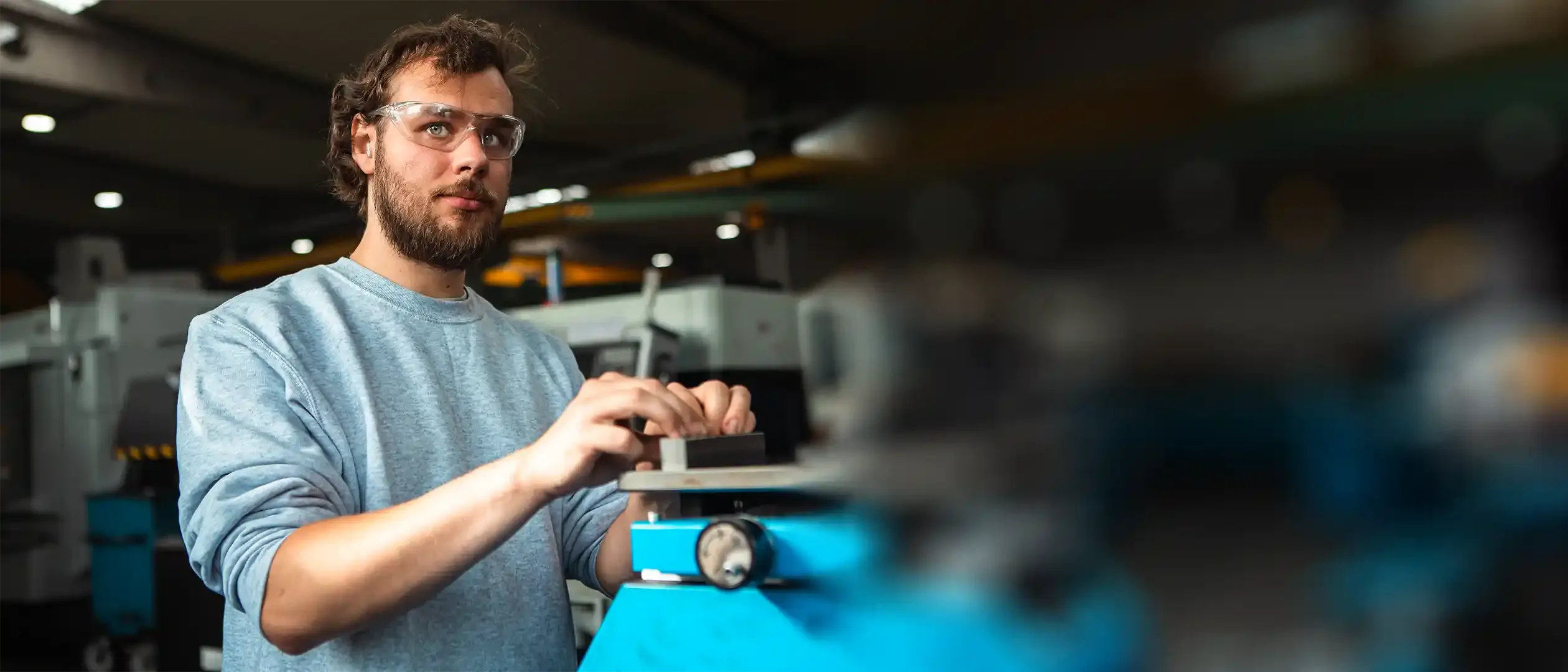 Auszubildender in der Produktion