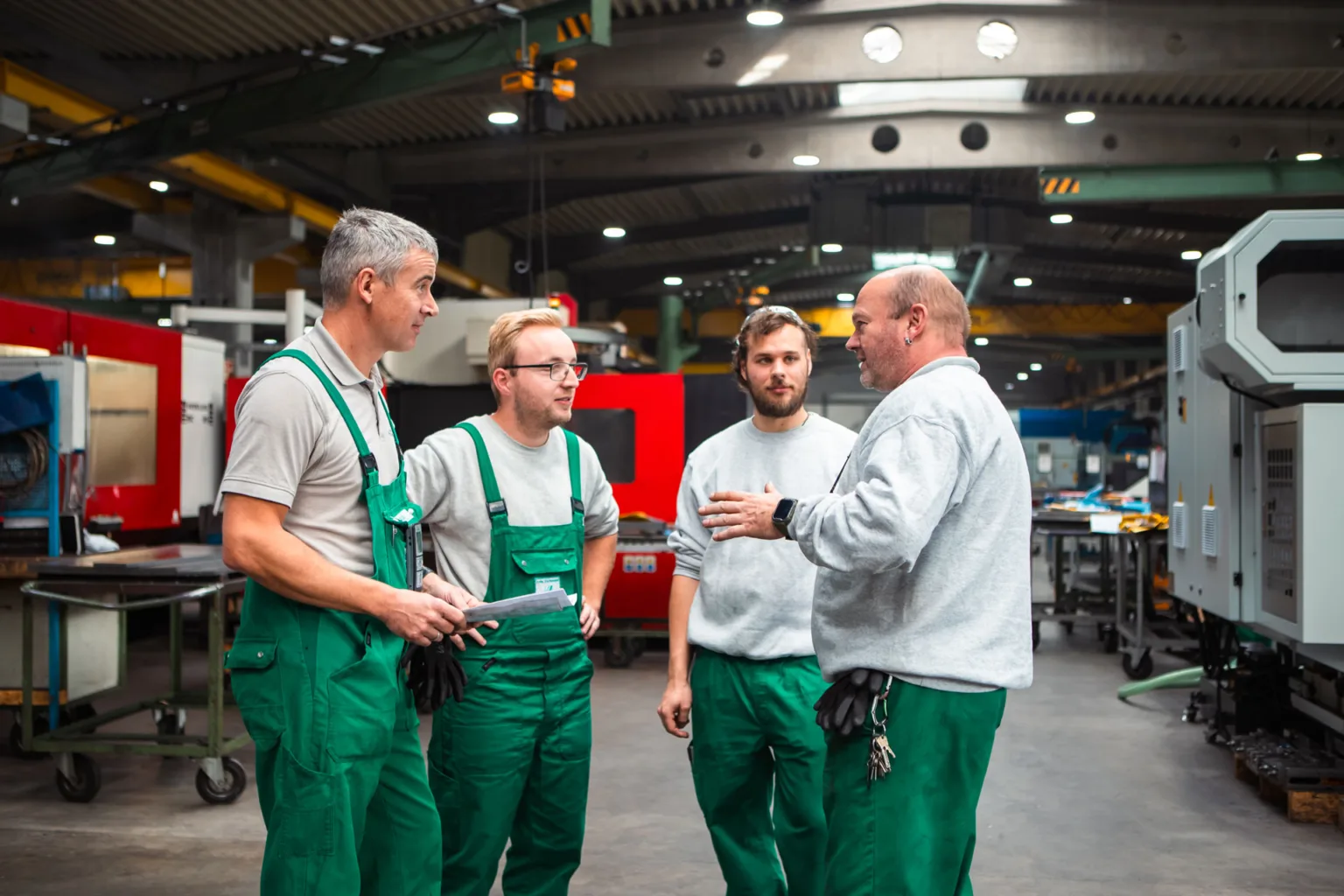 Kollegen aus der Produktion im Gesprach in unserer Produktionshalle